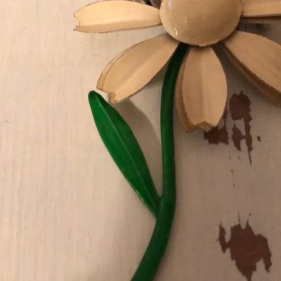 Vintage flower brooch, light yellow with green stem - Picture 2 of 7